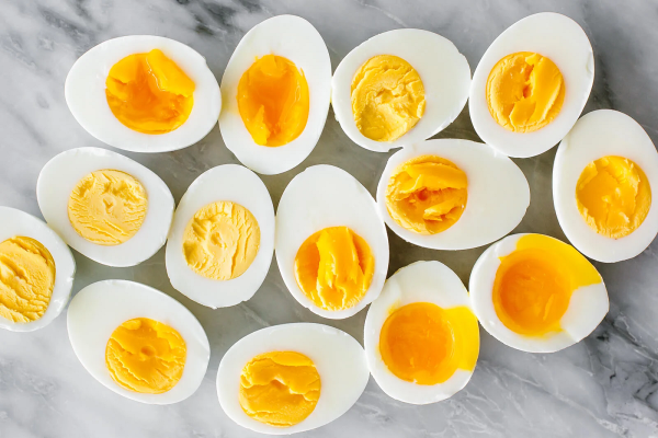 عجیب، اما واقعی؛ استفاده از مواد شیمیایی برای پررنگ کردن زرده تخم مرغ!