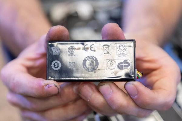 اتحادیه اروپا باتری های قابل تعویض را دوباره احیا می نماید